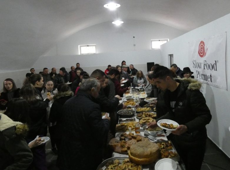 Cesvi, nell’ambito del progetto TREC finanziato da AICS ed in collaborazione con il Consorzio Pro Përmet, il Provveditorato agli studi di Përmet e ADZM Girocastro, ha sostenuto il Convivium Slow Food Përmet nella realizzazione di “Terra Madre Day 2018” a Përmet.